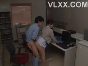Bà mẹ trẻ gạ xxx bạn của con trai