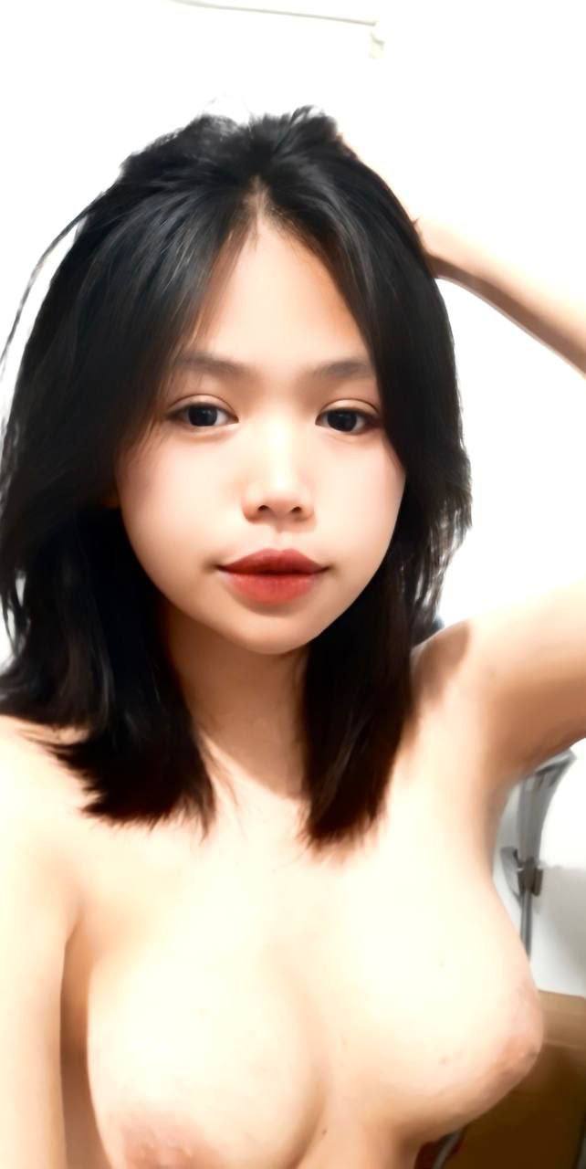 Cô em gái mặc trang phục hầu gái, khuôn mặt ngây thơ và thân hình gợi cảm.