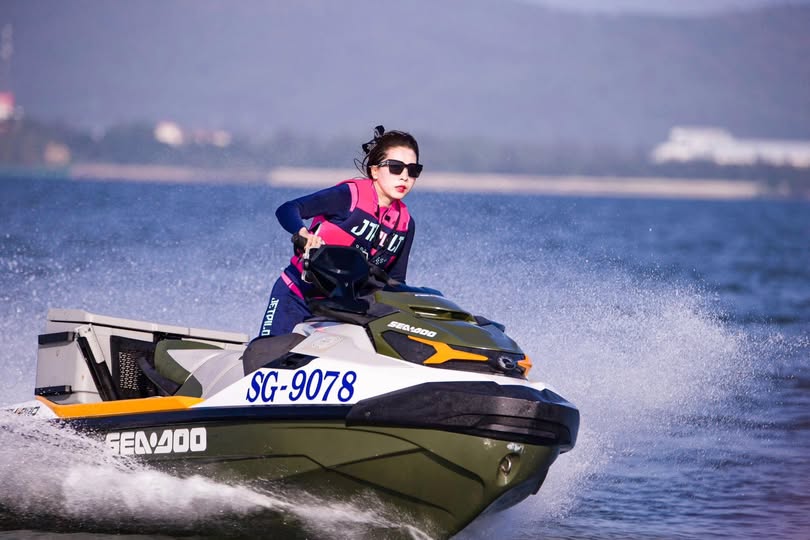 Bạn gái tôi đã quan hệ bằng miệng với tôi trong phòng thử đồ của một trung tâm mua sắm và phơi bày cơ thể mình ở nơi công cộng